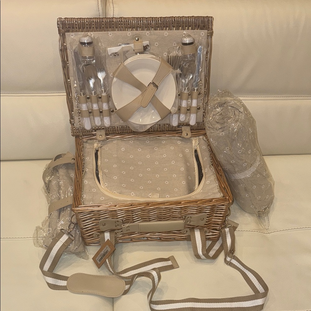Picnic Basket Set for 4 w/ Insulated Liner Waterproof Blanket